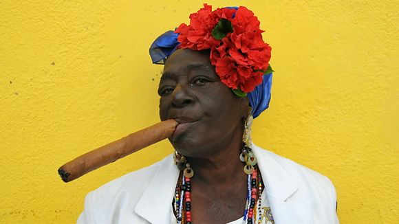 Boîte à Cigares Et Personne Fumant Un Cigare Cubain. L'emballage Habano  Provient De Graines Cubaines Se Connectant à Cuba.