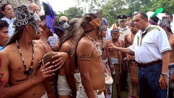 Le président du Honduras avec les indigènes