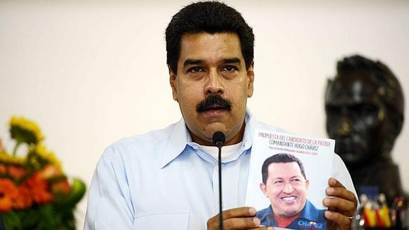 Maduro présentant le livre de Chavez