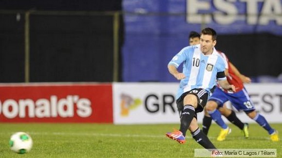 Messi marquant un but contre le Paraguay