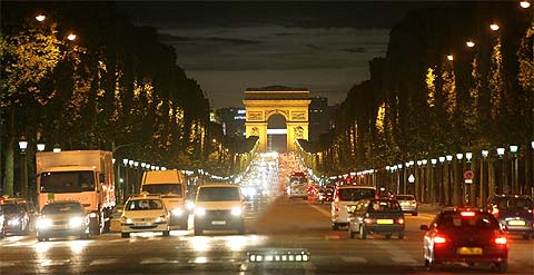 Avenue des Champs Elysées à Paris et Arc de Triomphe