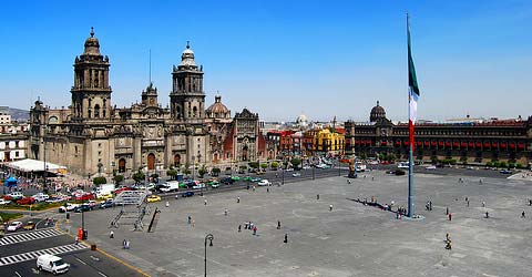 Le Zocalo de Mexico avec la Cathédrale et le Palais National