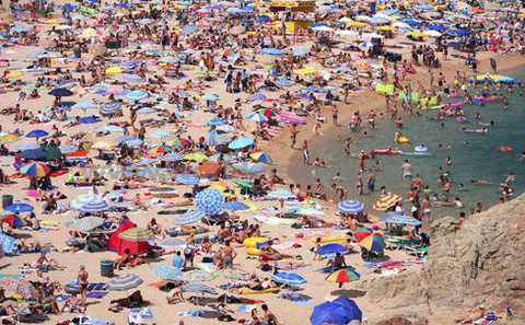 Un peu de monde sur la plage