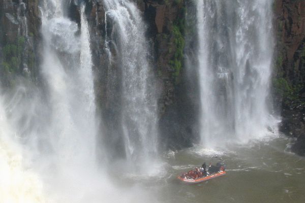 Expdition en bateau prs des chutes d'Iguazu